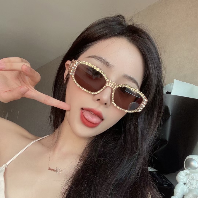 Kính Mát Gọng Oval Đính Đá Thời Trang Dành Cho Nữ