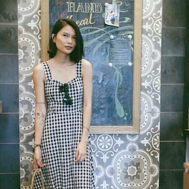 Retro Maxi Dress - mẫu đầm maxi mang hơi hướng nhẹ nhàng cổ điển với hoạ tiết caro trắng đen