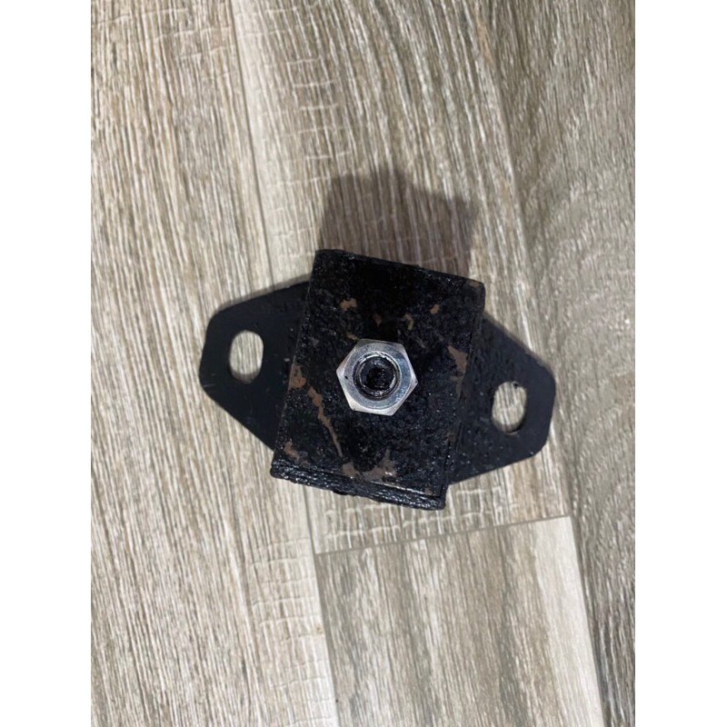 Sản phẩm gia đình làm: Chân máy trước 130 tâm tai bắt 9cm