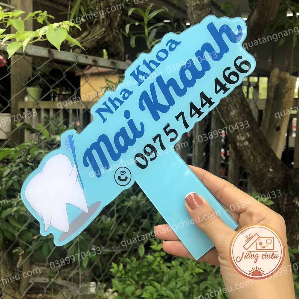 Bảng cầm tay chụp ảnh bằng mica dành cho Nha Khoa Thẩm Mỹ siêu xinh - Thiết kế nội dung theo yêu cầu