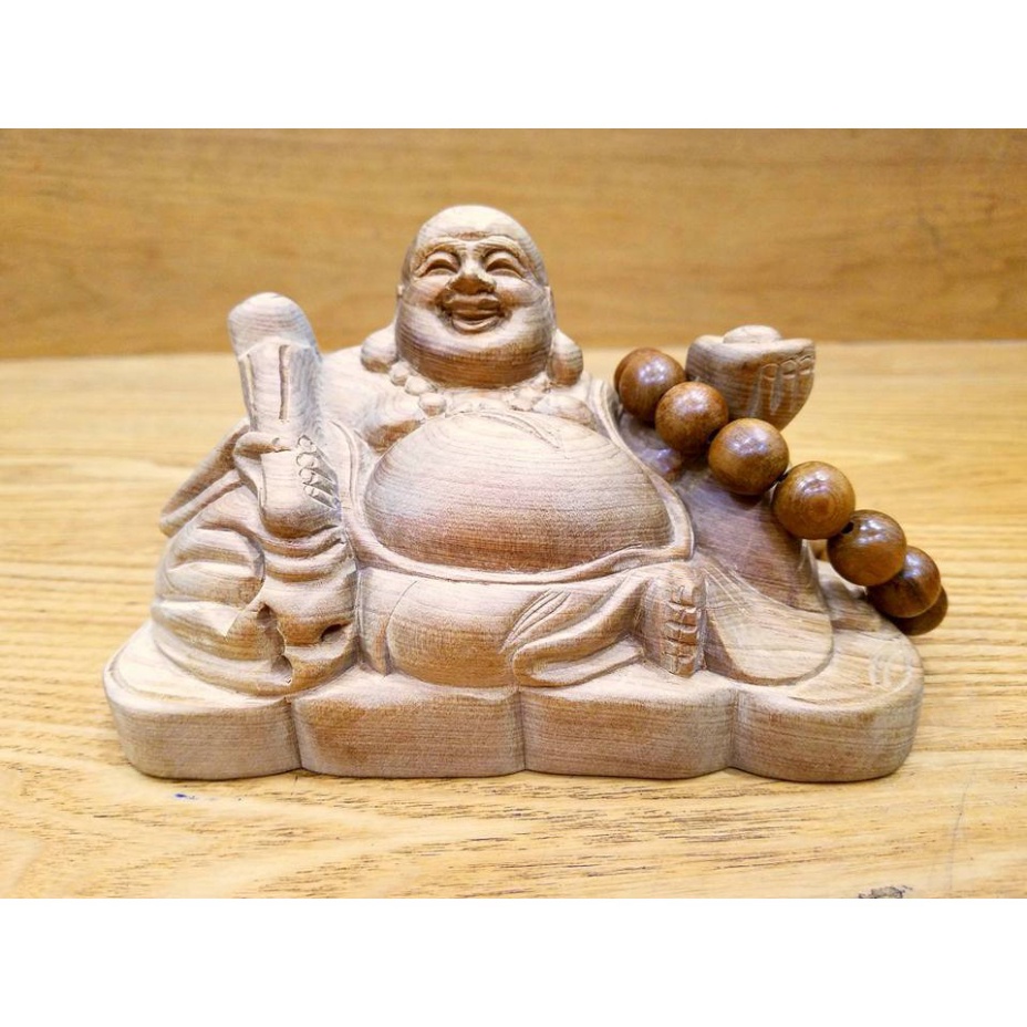 tượng phật di lặc để ô tô bằng gỗ bách xanh (tặng vòng đeo tay)