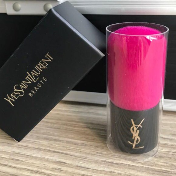 Cọ Kabuki của YSL đánh phấn bột, phấn má