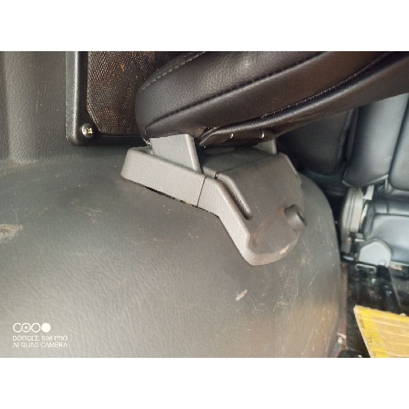 Nắp che chân ghế hàng 3  Pajero V31 V32 V33 V43 MB774407 MB774410