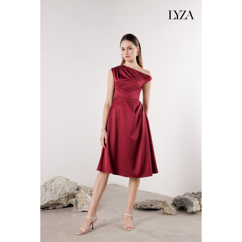 LYZA - Đầm Lệch Vai Đỏ Đô