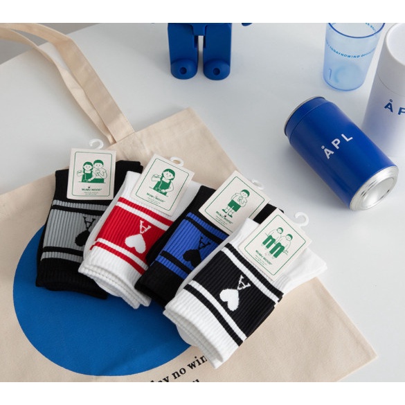 Vớ hình trái tim cổ cao Nam Nữ phong cách thể thao, trẻ trung, năng động.