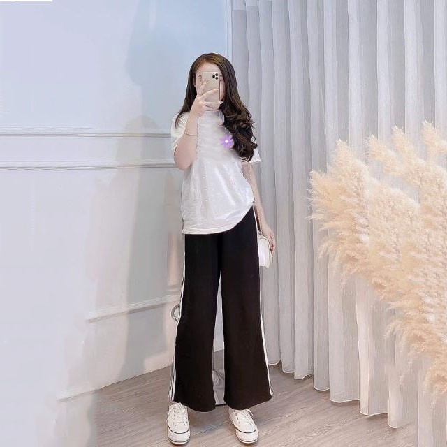 Bộ Quần Áo Mùa Hè Mix Giữa Áo Phông Ngắn Tay Màu Trắng In Hoa  Tím Cùng Quần Ống Rộng Culottes Suông Dài Màu Đen