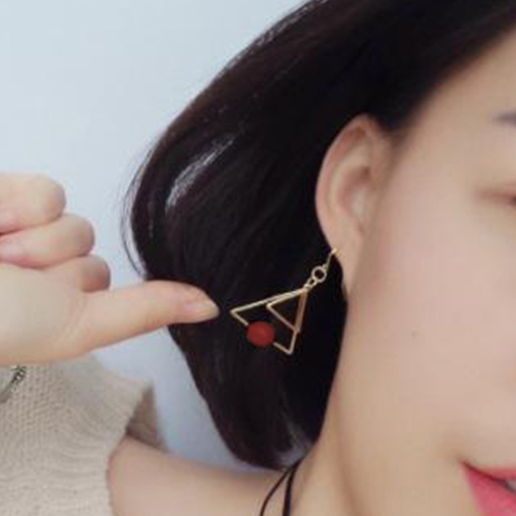 Bông tai hình tam giác đính ngọc trai giả phong cách Hàn Quốc