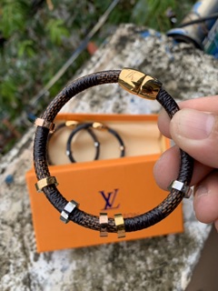 Vòng đeo tay LV 04
