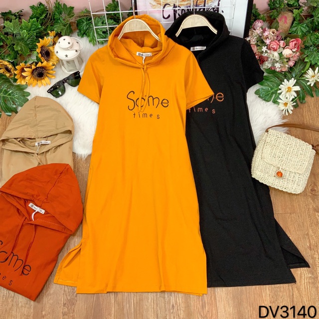 Đầm dáng suông thun màu trơn in chữ phối nón tay ngắn xẻ tà