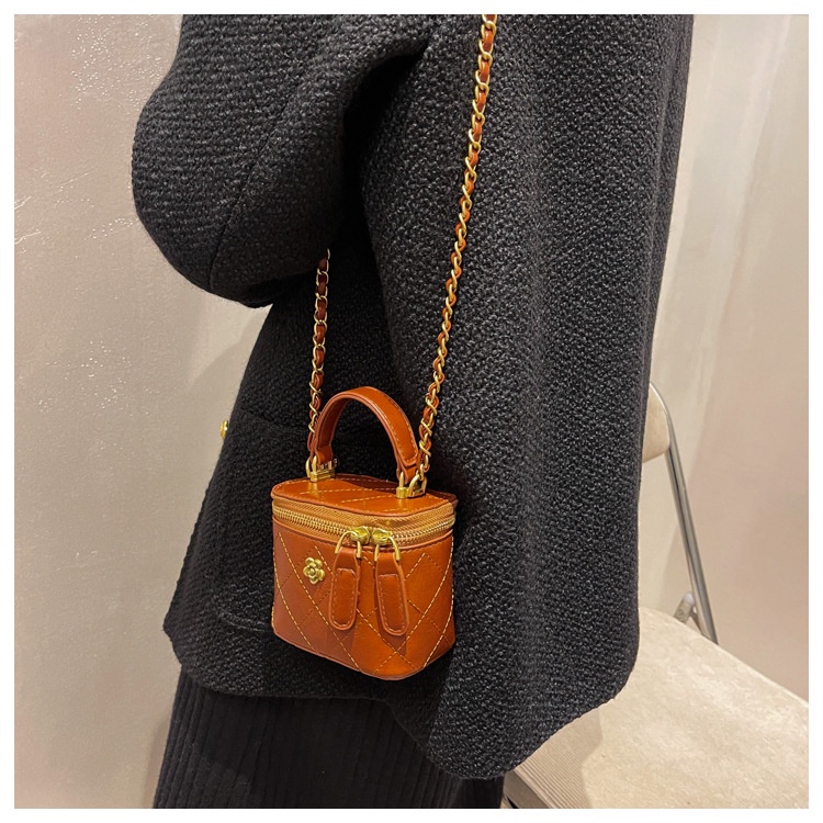 Túi xô đeo chéo JASMIN NOIR phối dây xích thời trang họa tiết kẻ sọc caro chần bông dành cho nữ