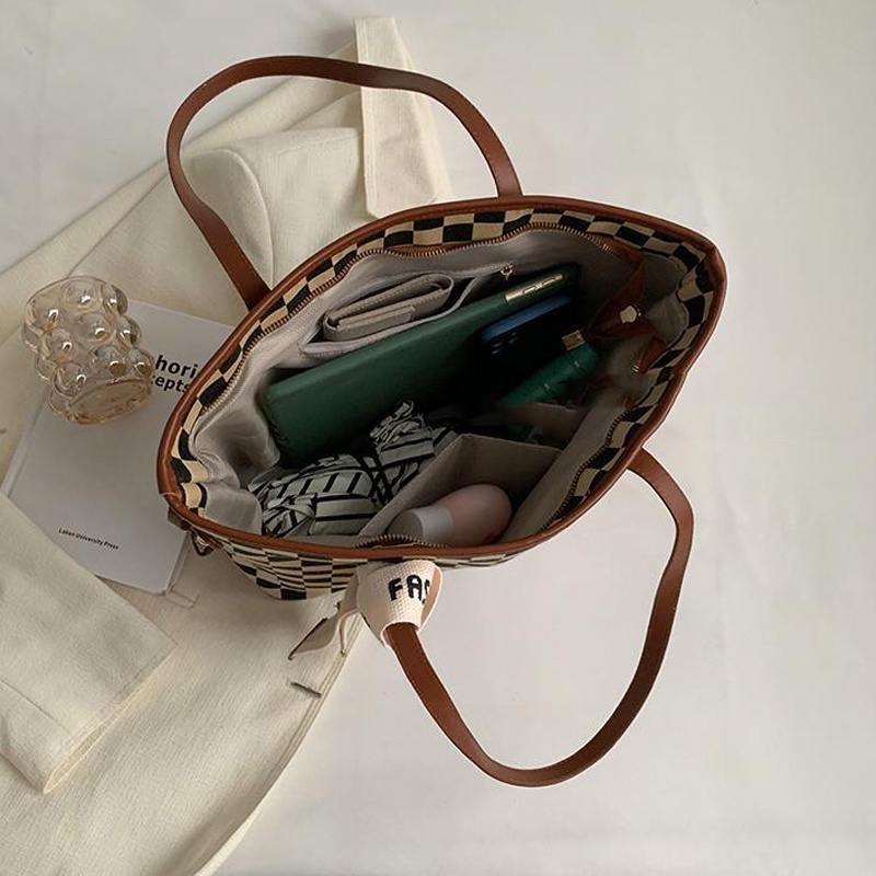 Túi tote IELGY đeo vai phong cách học sinh phổ biến dễ phối đồ cho nữ