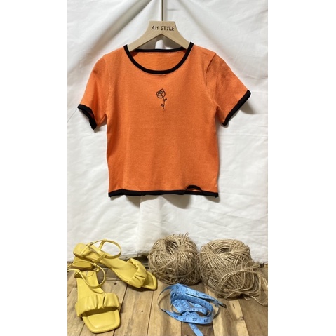 Áo len kiểu croptop theo họa tiết hoa