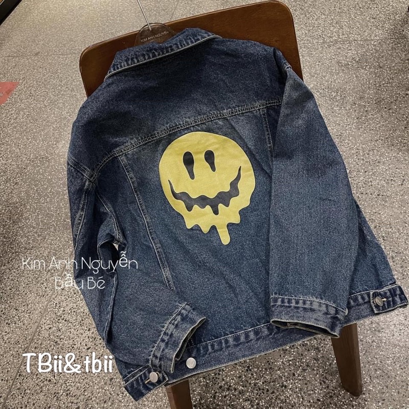 Áo khoác jeans drew lưng mặt cười bầu bé