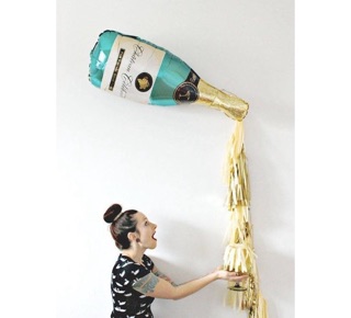 Bóng hình chai và ly rượu