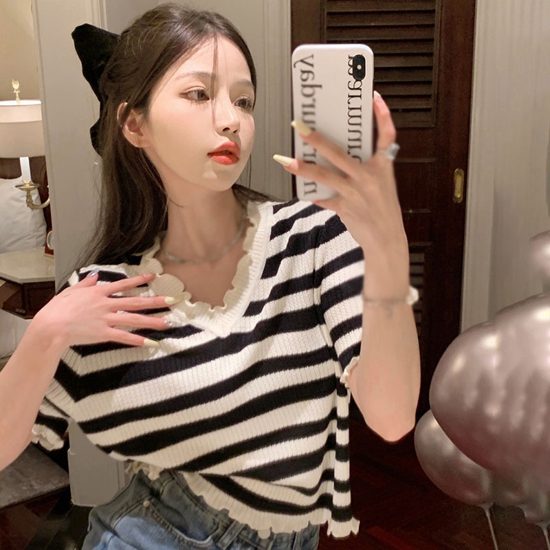 Áo Dệt Kim Ngắn Tay Cổ Chữ V Form Ôm Họa Tiết Kẻ Sọc