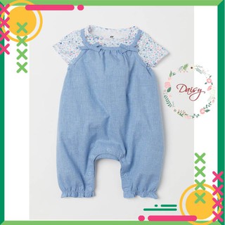 Jumpsuit HM yếm xanh kèm body hoa nhí trăng