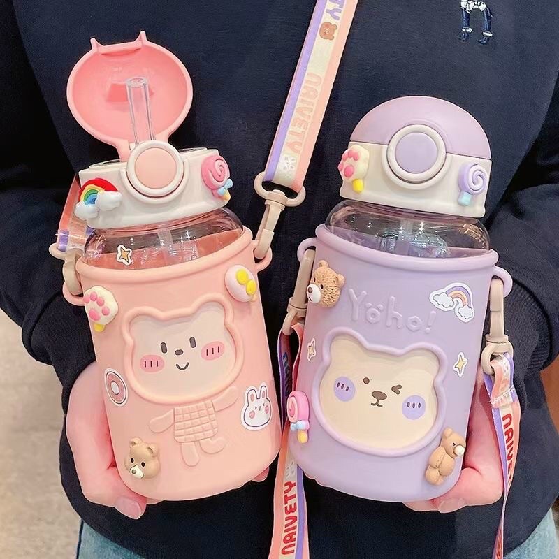 Bình nước kèm dây đeo gấu 620ml gấu siêu cute kèm sticker siêu xinh luôn