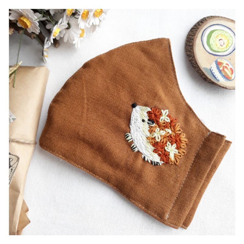 Khẩu trang vải 3 lớp linen, thêu tay Nhím hoa 🌼 | BigBuy360 - bigbuy360.vn