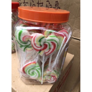 lọ khoảng 50 chiếc kẹo mút hình trái tim