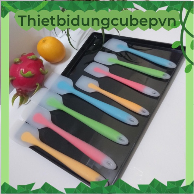 Dụng cụ làm bánh: Spatula phới trộn bột, dẹp đúc nguyên khôi silicon, muôi lật thức ăn