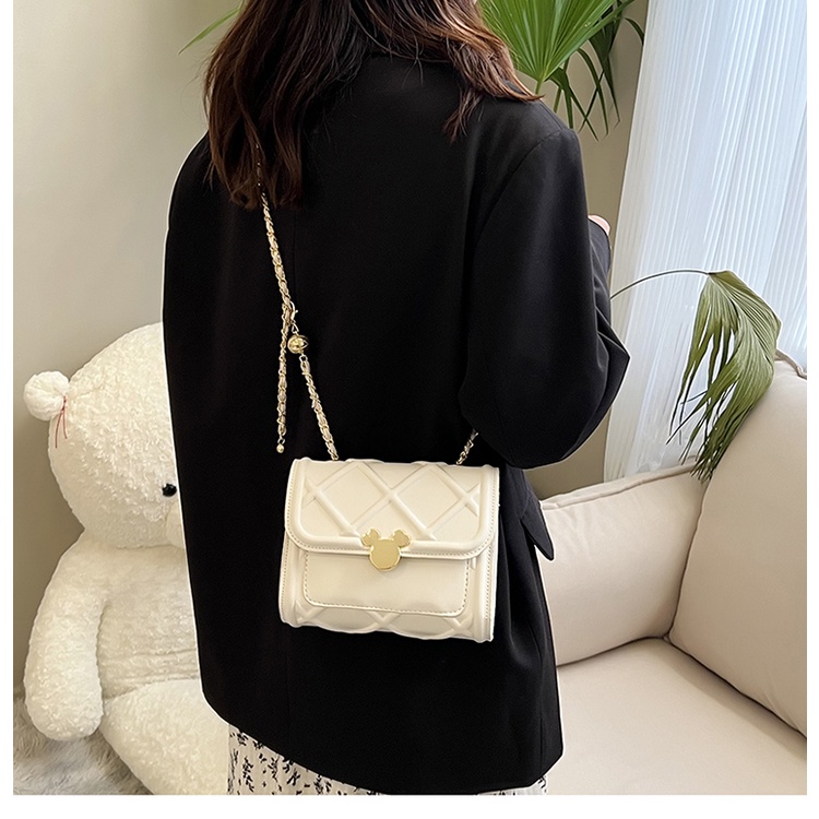 Túi đeo chéo vai IELGY thiết kế chi tiết hình thoi với dây quai xích