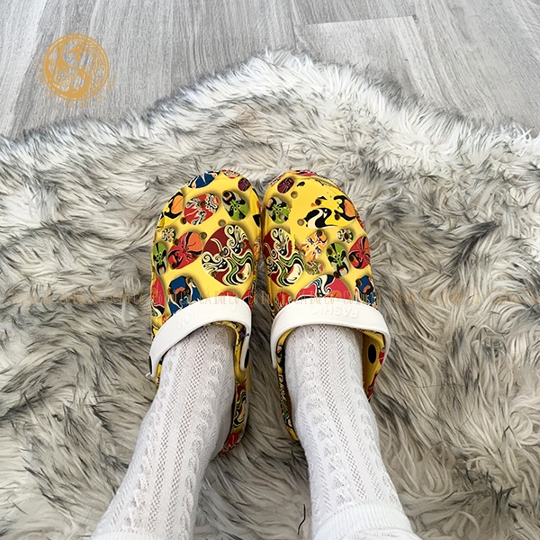 Dép Sục Nữ Họa Tiết Mặt Nạ Kịch Crocs Nữ 3 Màu