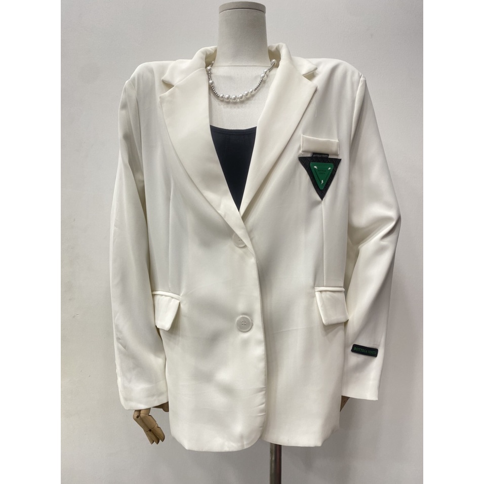 Áo Blazer Trắng Thêu Logo Tam Giác LSEOUL K0317