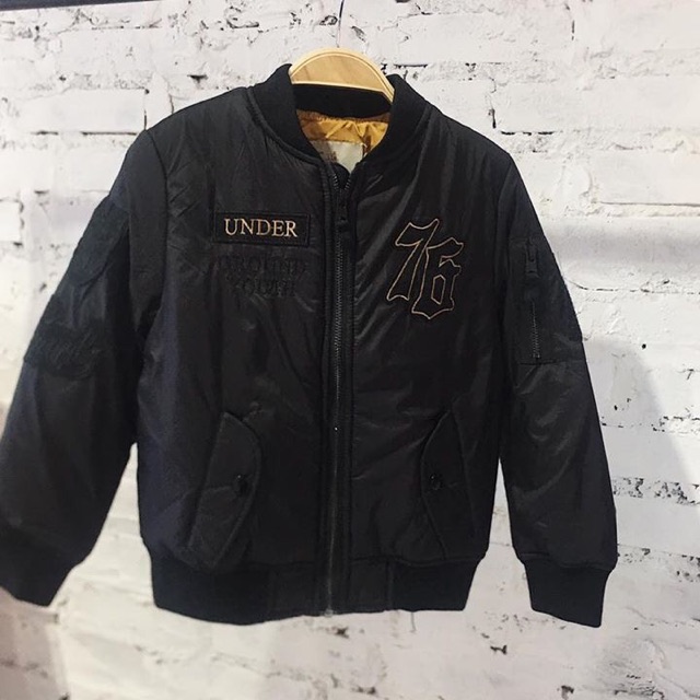 Zara Military Bomber Jacket   Hàng vnxk dư xịn, không phải hàng thay lót nha 😘 Giá web 45$ đó ạ, 2 màu rêu và tím than.