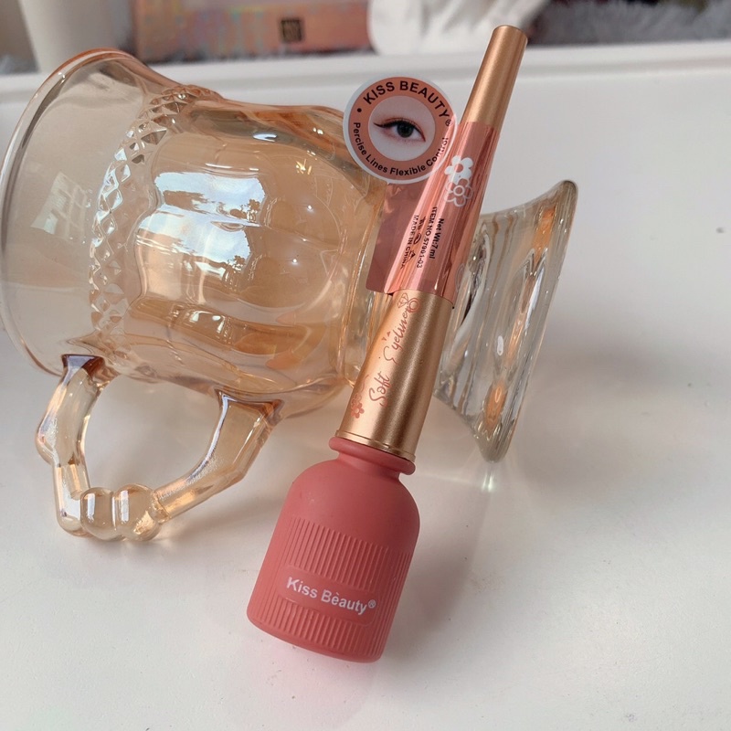Kẻ mắt Kiss beauty hoa anh đào nắp nhọn vàng