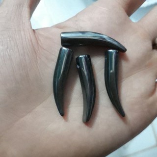 mặt dây chuyền hình răng nanh dài 32mm đá quặng xám đem