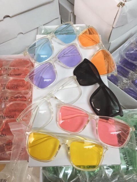 Kính Tây trong nhiều màu | BigBuy360 - bigbuy360.vn