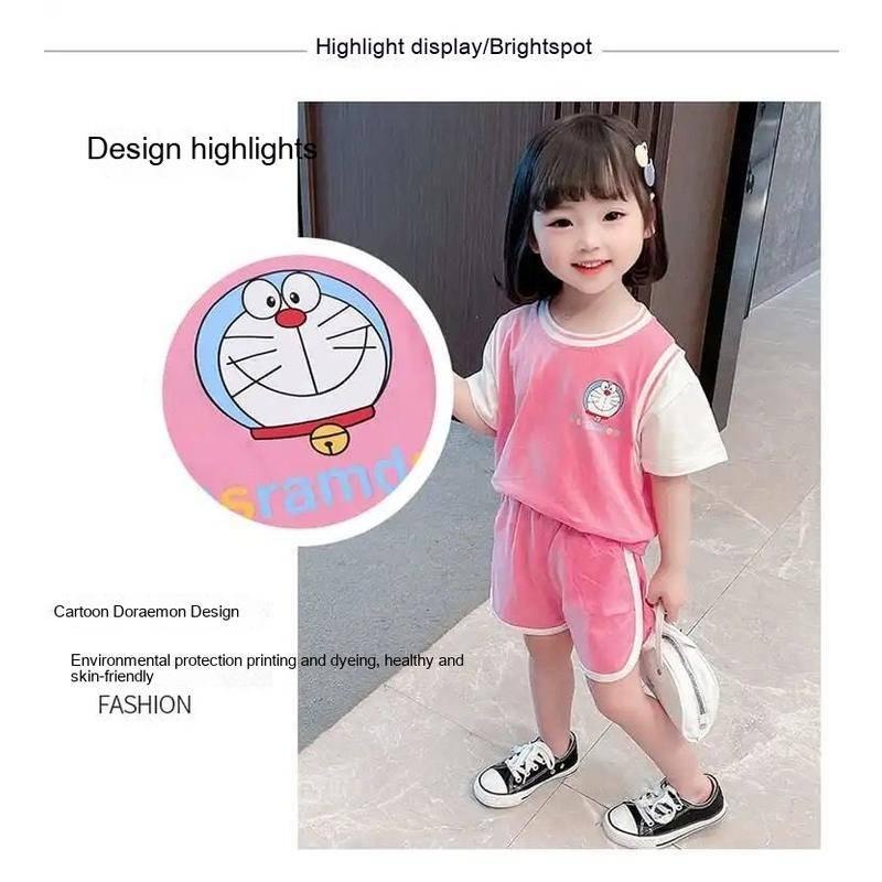 Bộ đồ hai món gồm áo thun tay ngắn quần short thể thao kiểu Tây dành cho bé gái