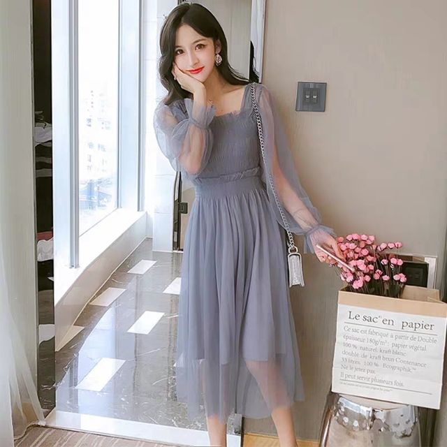 Váy ren cổ vuông