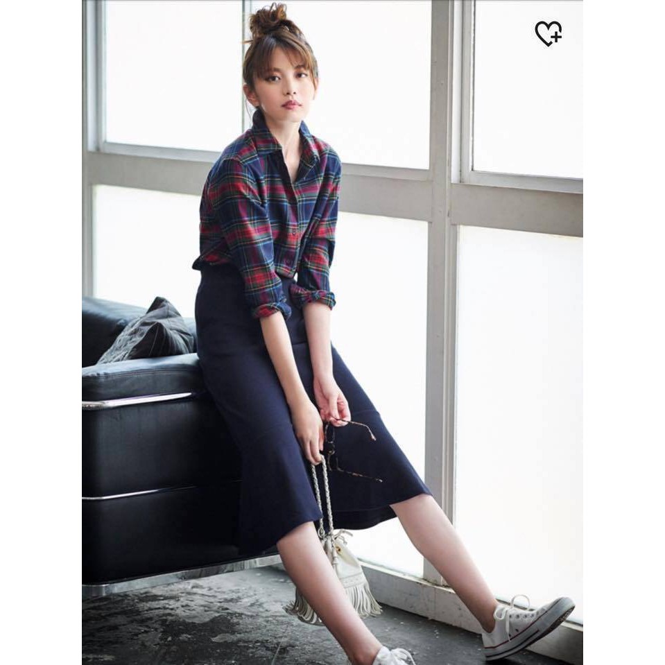 Chân váy dáng đuôi cá tôn dáng Uniqlo