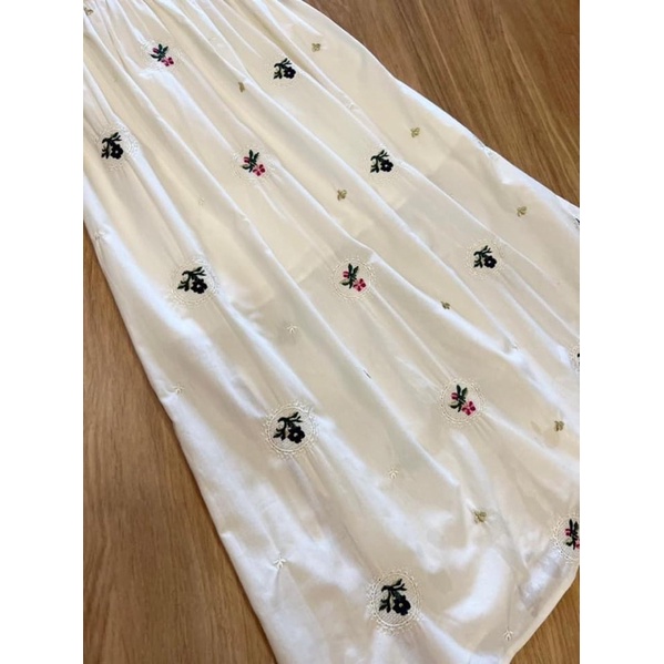 Váy trắng thêu hoa