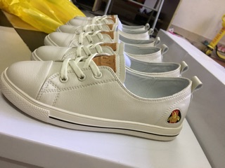 Giày thể thao da dê màu trắng