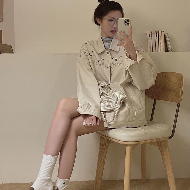 Jiashucheng Áo Khoác Denim Dáng Rộng Thêu Hoa Phong Cách Hồng Kông Thời Trang Mùa Xuân Mới Dễ Phối Đồ Cho Học Sinh Nữ