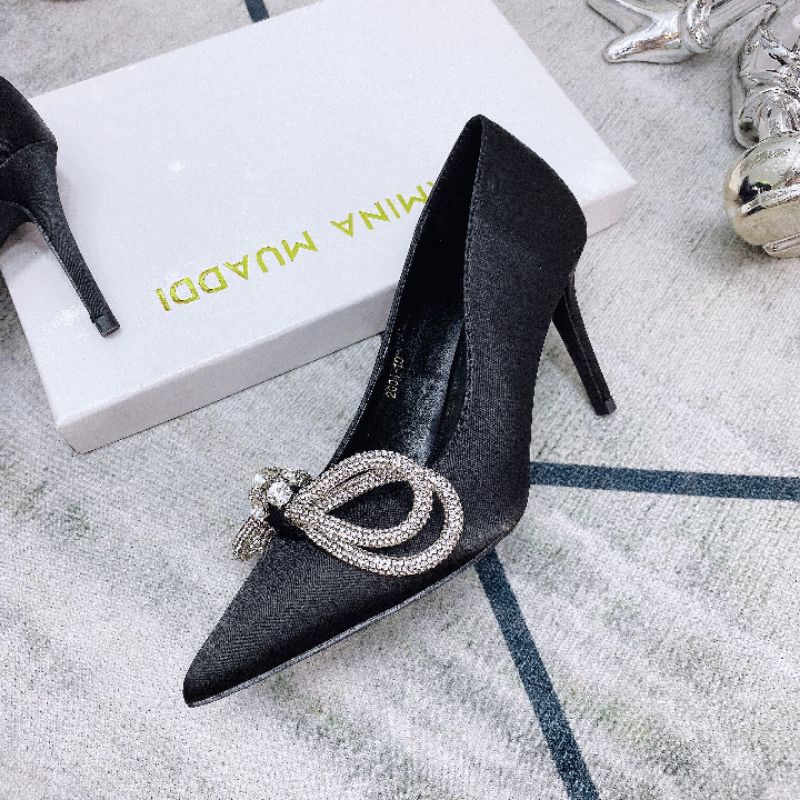 Giày cao gót lụa nơ đá to đen trắng