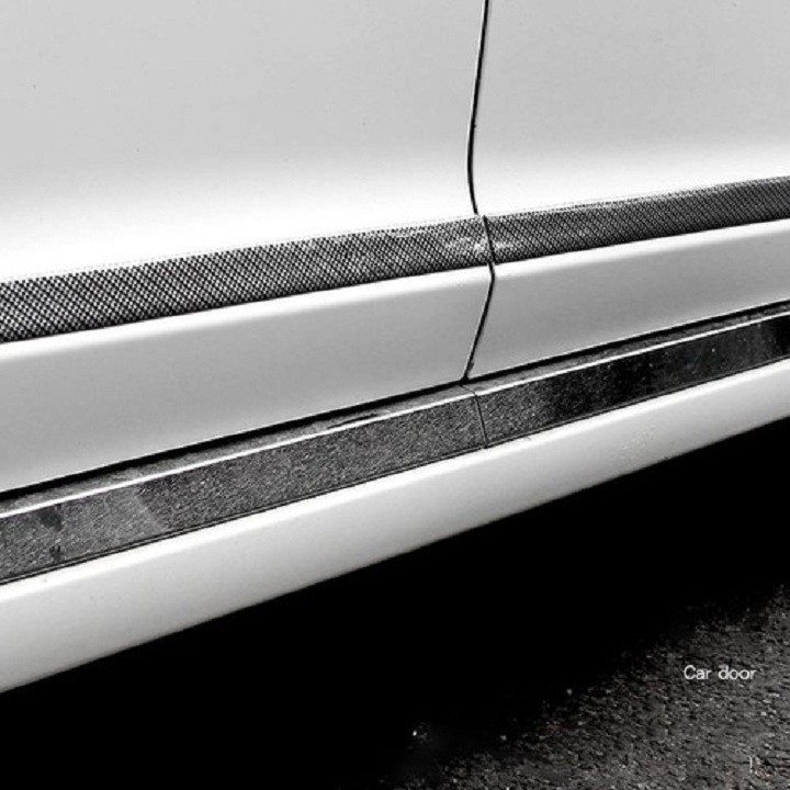 Nẹp cao su vân cacbon ốp dán trang trí và chống va đập trầy xước ô tô cuộn 2,5 mét