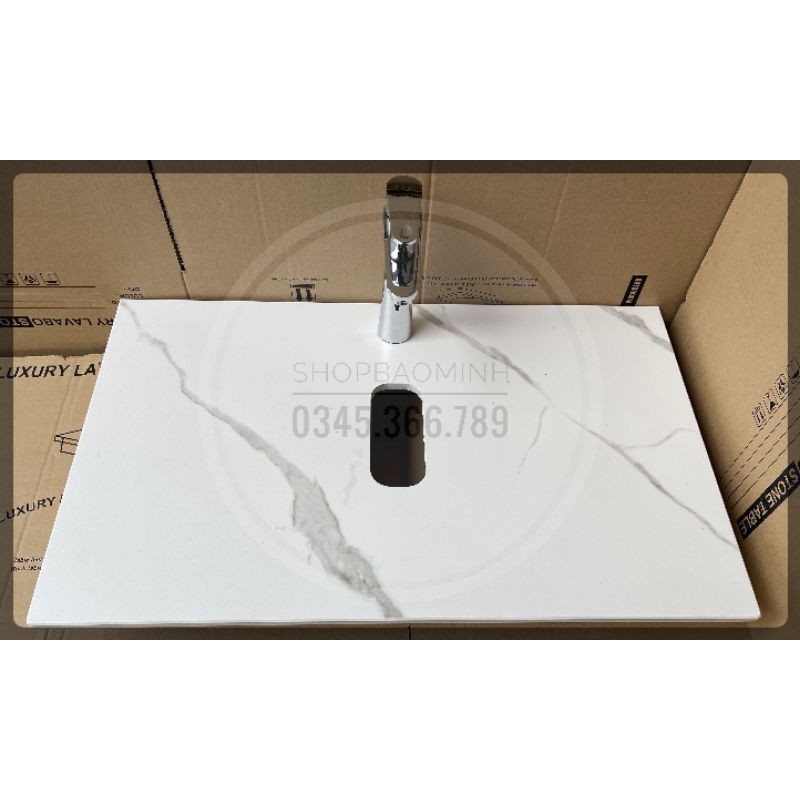 - Bàn đá nhân tạo chống xước, chống thấm và ố màu kèm giá treo cho Lavabo đặt bàn
