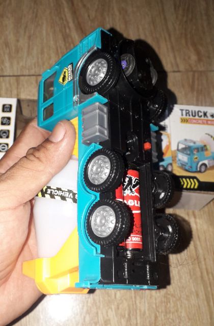 Một chiếc Xe bồn chạy Pin có nhạc và đèn Led rất đep_tặng kèm pin