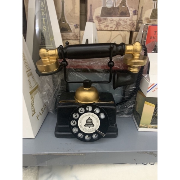 Mô hình điện thoại vintage trang trí tủ phòng khách
