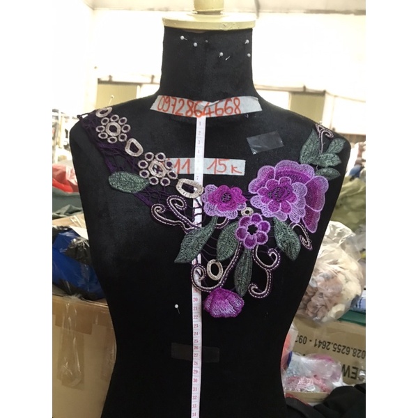 Cổ thêu hoa lệch bên m11