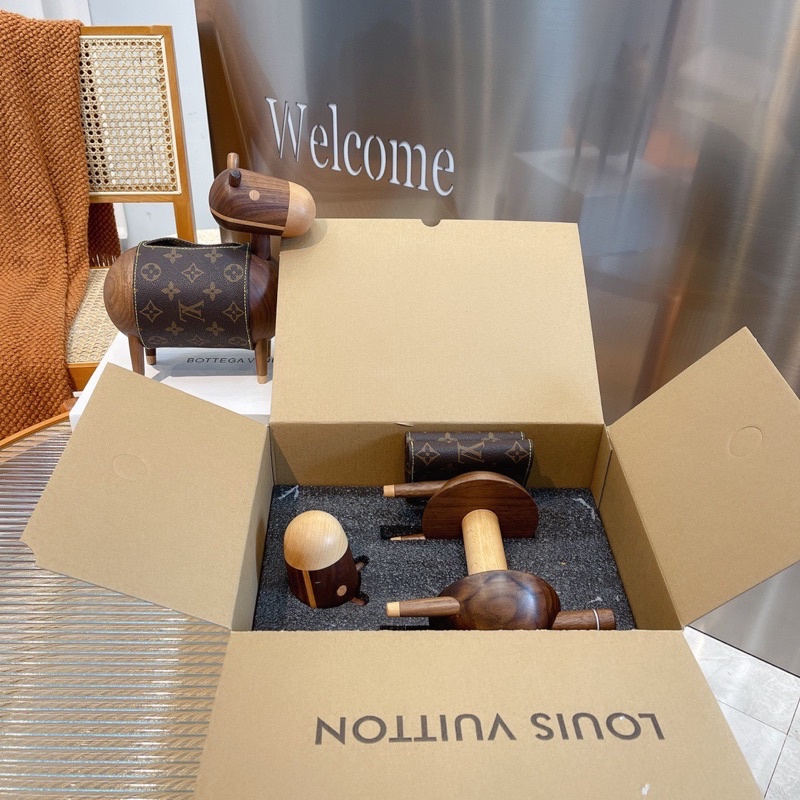 Hộp đựng giấy cuộn hình con cừu bằng gỗ bọc da thương hiệu Louis Vuitton LV cao cấp
