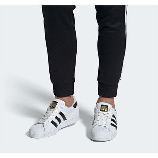 Giày hiệu Adidas Super Star tem vàng