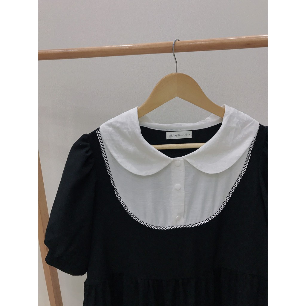 Váy bầu bigsize - Đầm bầu thiết kế GuMe màu Đen 3 Tầng Phối Cổ Sen trắng tay bo chất vải sạn lua size từ 40-100kg MB232