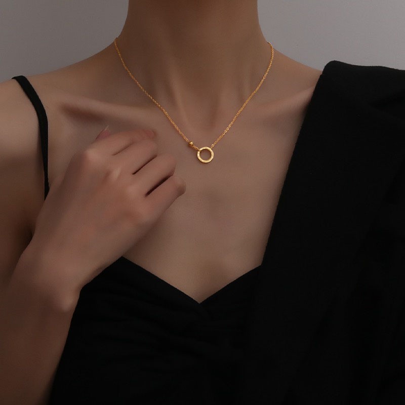 Dây chuyền thép titan mạ vàng 18K dáng ngắn thiết kế mặt hình tròn có số La Mã đơn giản phong cách Hàn Quốc tối giản