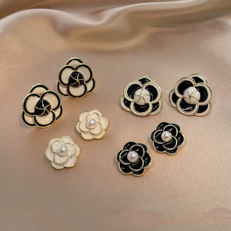 Bông Tai Hình Hoa Màu Trắng Đen Phong Cách Retro