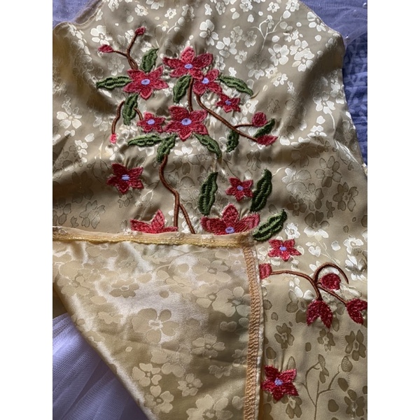 Áo dài gấm lụa hoa thêu cho bé