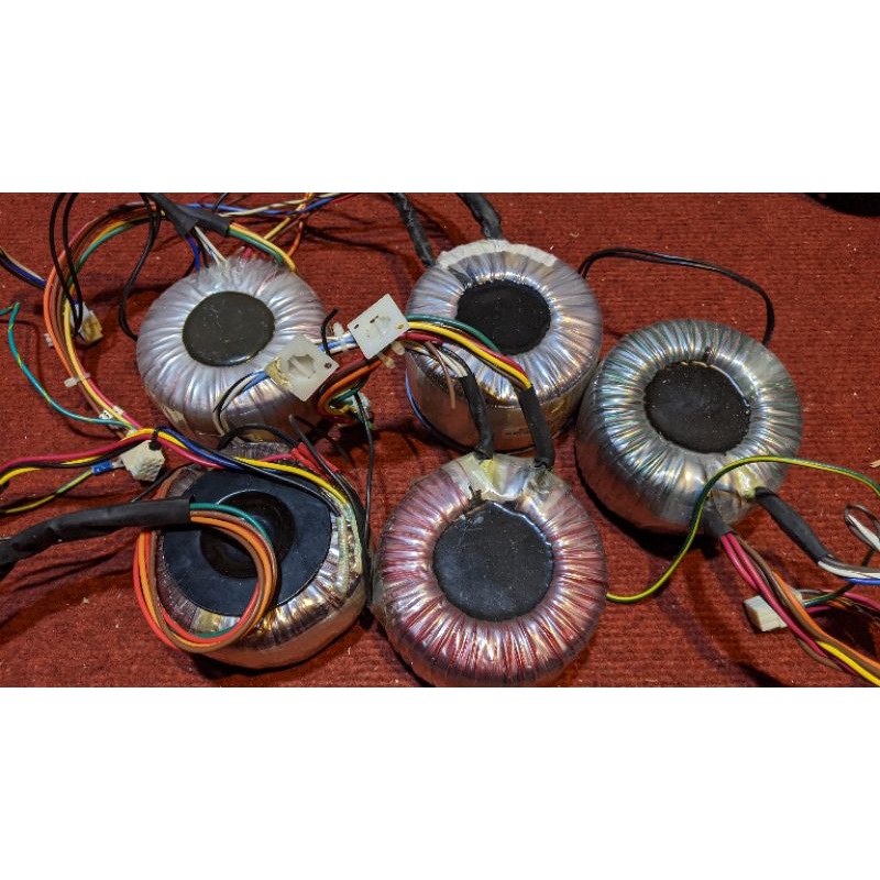 Biến Áp Xuyến Của Mỹ  vào 220v ra 33v và 22v Đối Xứng